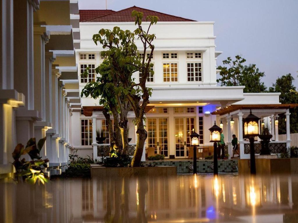 โฮเต็ล แอมมี เคปู Hotel Cepu ภายนอก รูปภาพ