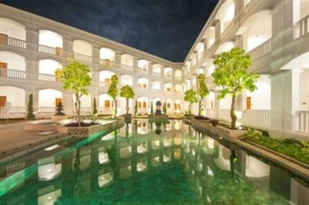 โฮเต็ล แอมมี เคปู Hotel Cepu ภายนอก รูปภาพ