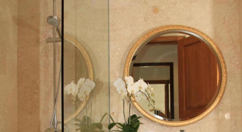 โฮเต็ล แอมมี เคปู Hotel Cepu ภายนอก รูปภาพ